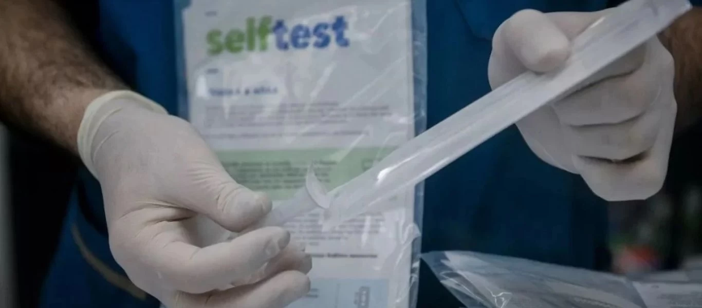 Τέλος στη διάθεση των δωρεάν self test και άμεσα βάζουν τα φαρμακεία της Αττικής